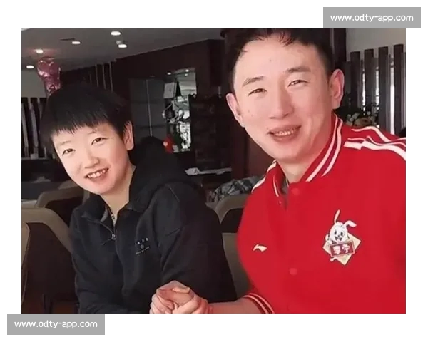 孙颖莎背部力量惊爆体坛!张煜东直播自叹不如:掰手腕我认输 孙颖莎背部力量惊爆体坛!张煜东直播自叹不如:掰手腕我认输