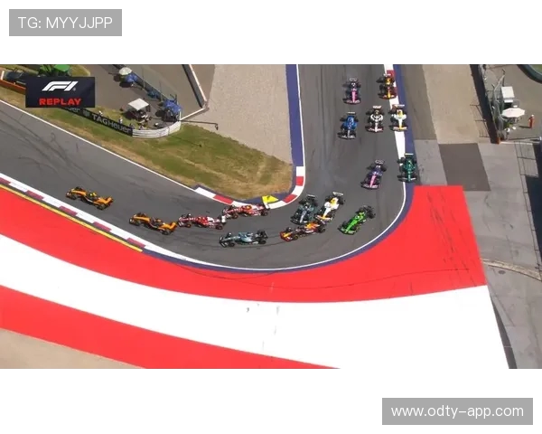 安东内利头盔视角：首圈追尾维斯塔潘瞬间全记录